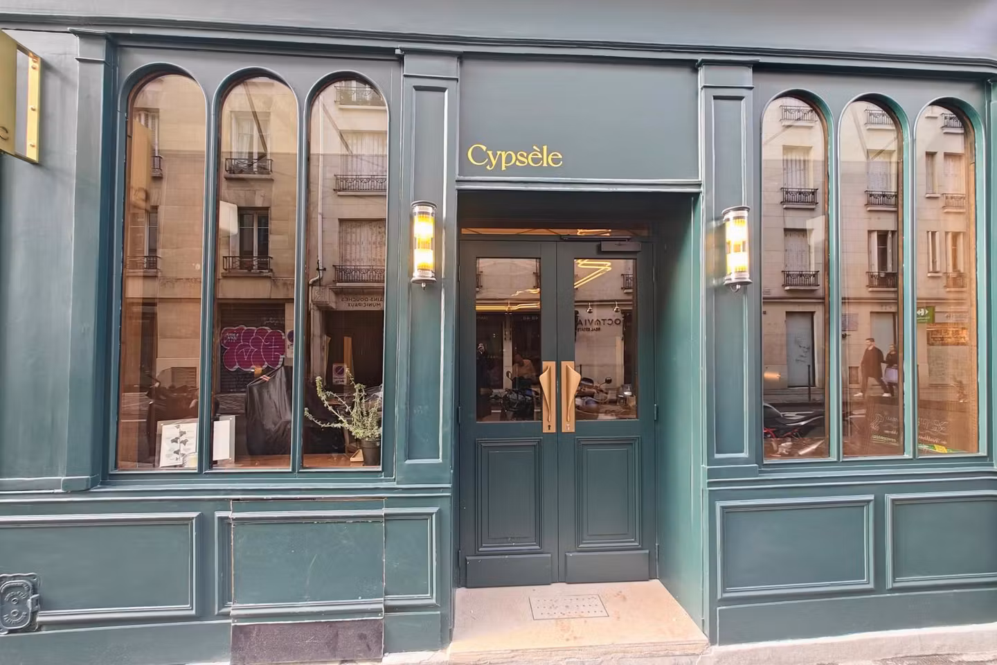 Chez Siècle, à Paris, a cuisine brut sentry sur le product
