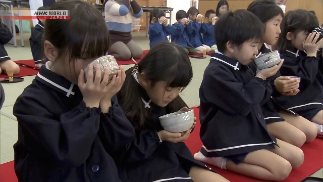 Jiji la Maghribi mawa Japanese landa hafla ya uzofu wa chai kwa watoto wa shoule ya awali