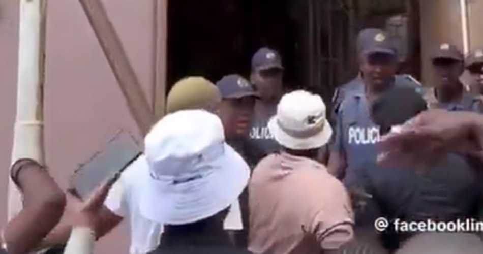 South Africans vandalize Ghana, Nigerian residence amid xenophobic attacks (watch)