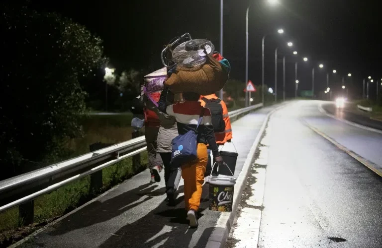 Hundreds flee South Africa as anti-immigrant mob goes door to door