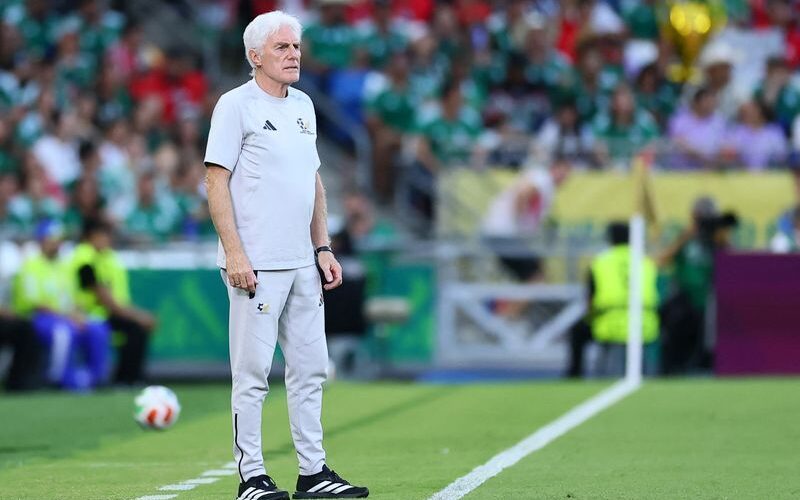 Soccer: Soccer-coach Bruce confirms he is leaving South Africa job